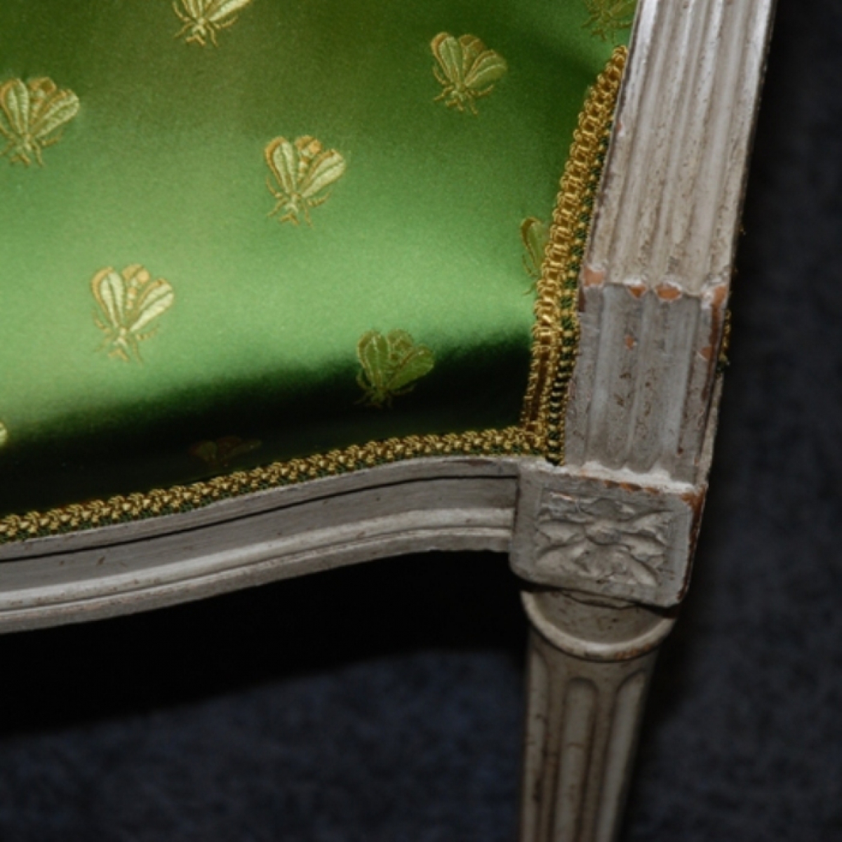 orginal Louis XVI Möbel mit Gimpenbesatz