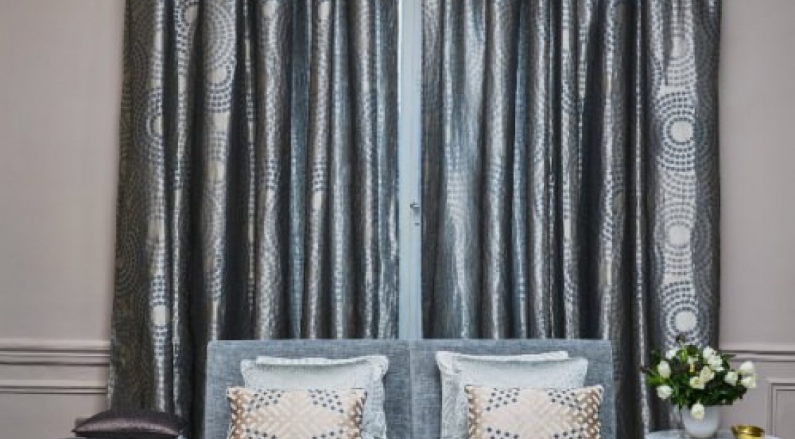 Vorhang LINDSEY, Sofa RUFUS, Hocker BRADBURY, Kissen SUNLIGHT,BALDWIN,MORRIS