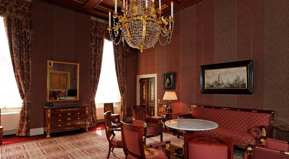 Bezugsstoff Josefine Mohair und Wandbespannung Mare Ramie Streifen