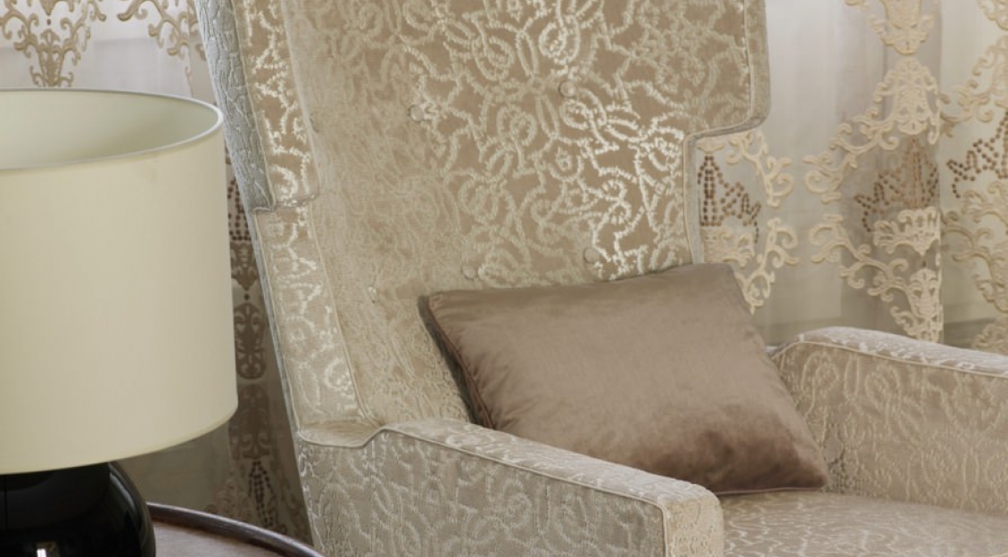 La Traviata, Bezugsstoff Coro 15363.882, Kissen Desir 882