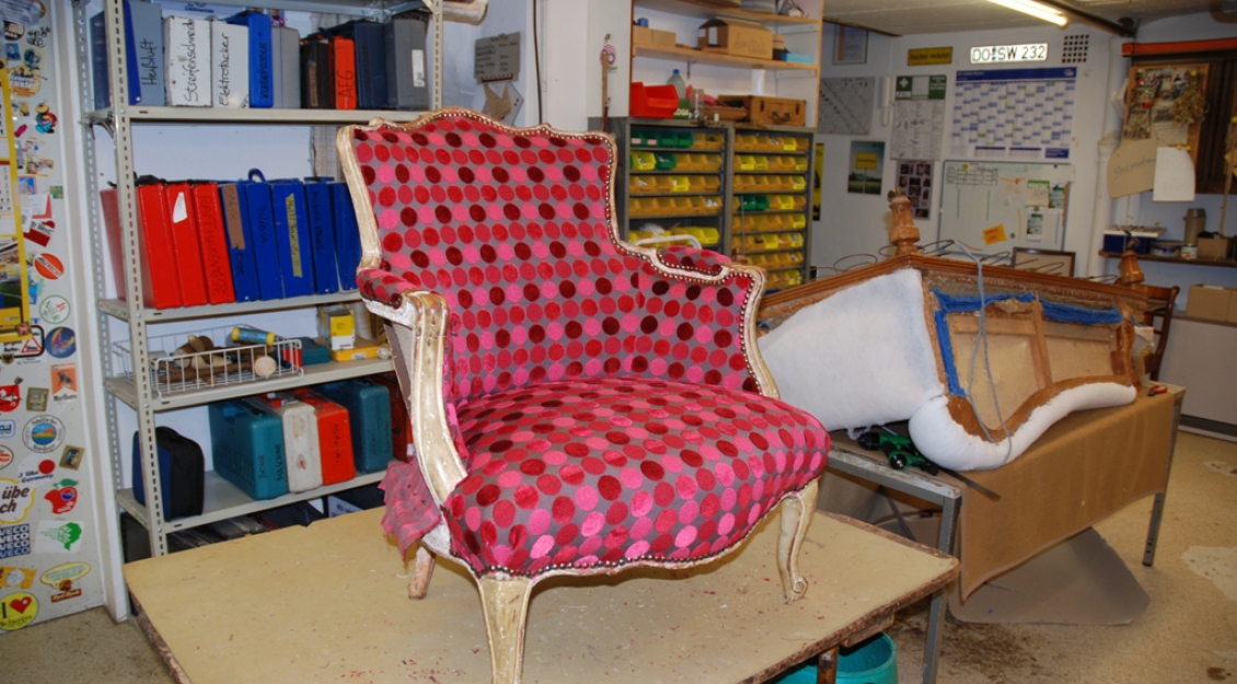 Rokokosessel mit einem moderenen Epinglé-Frisé-Bezug (in Arbeit)