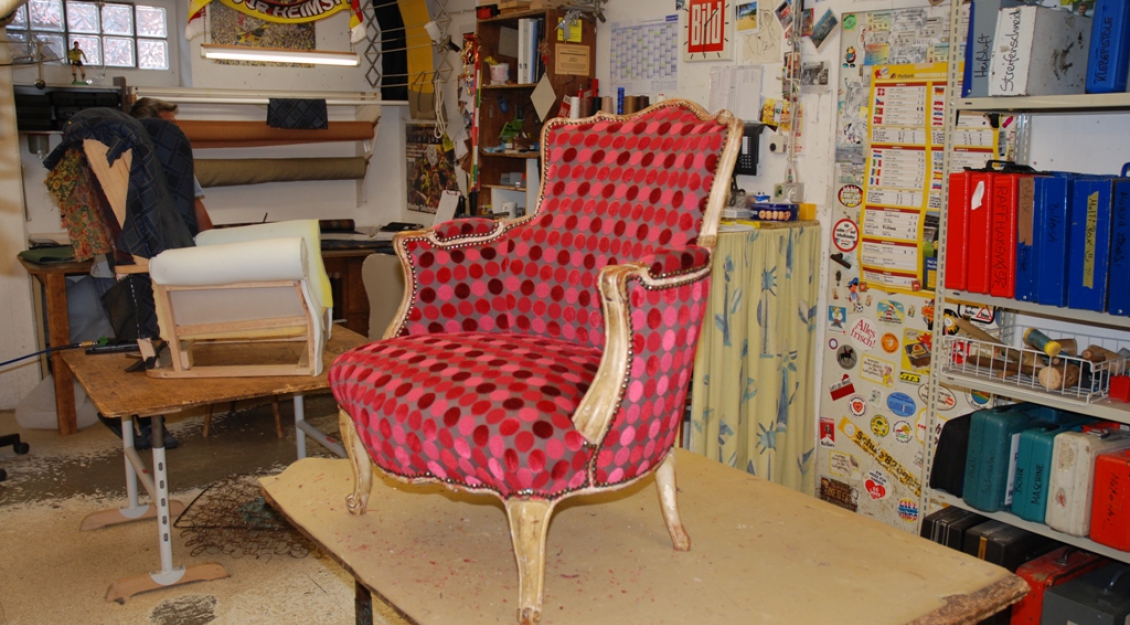 Rokokosessel mit einem moderenen Epinglé-Frisé-Bezug