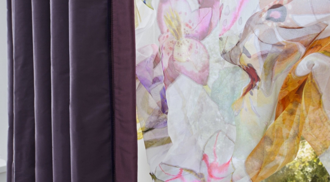 Die Raffrollos bringen Leichtigkeit und regulieren die Helligkeit eines Raumes.