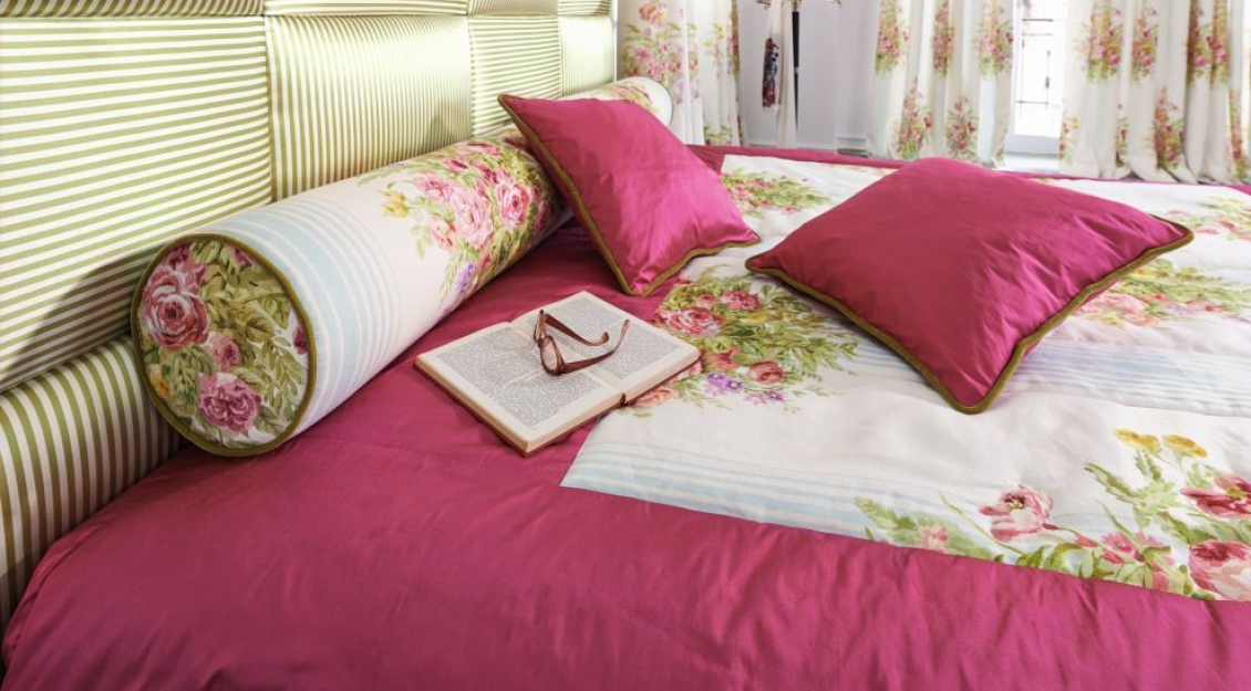 Kopfteil, Kissen und Tagesdecke sind harmonisch aufeinander abgestimmt.