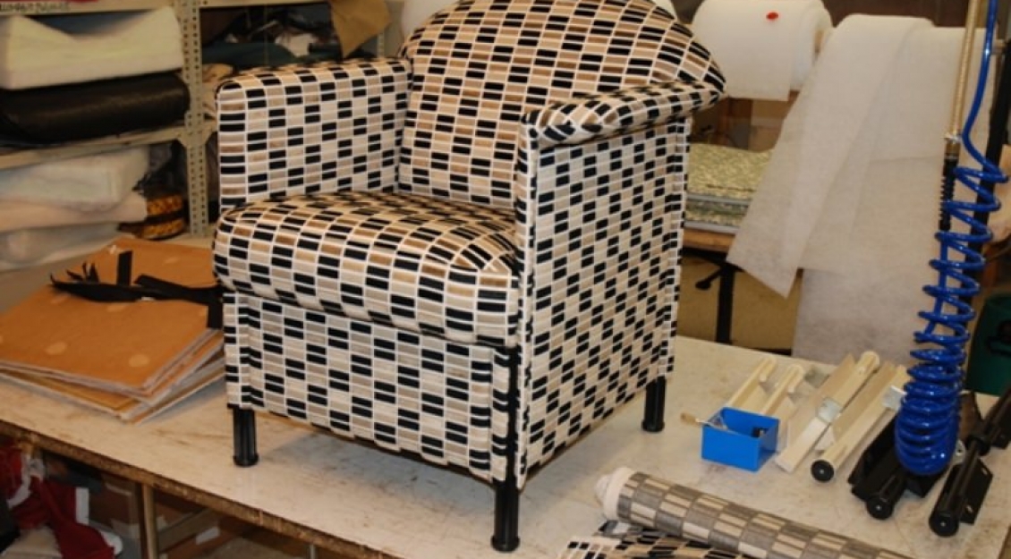 moderner Sessel in neuem Bezug