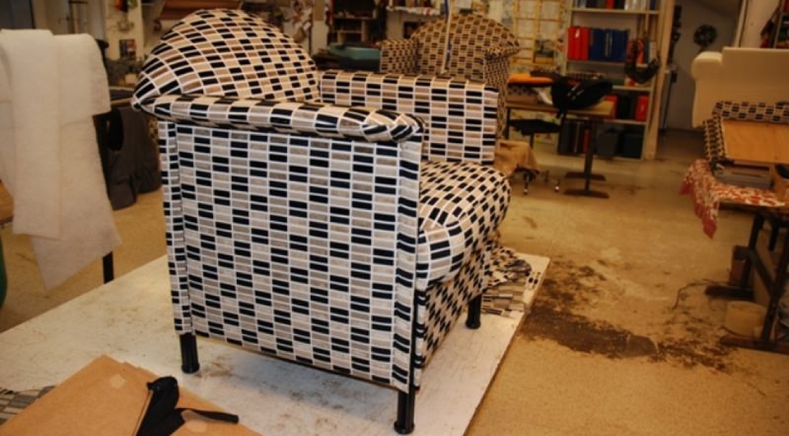 moderner Sessel in neuem Bezug