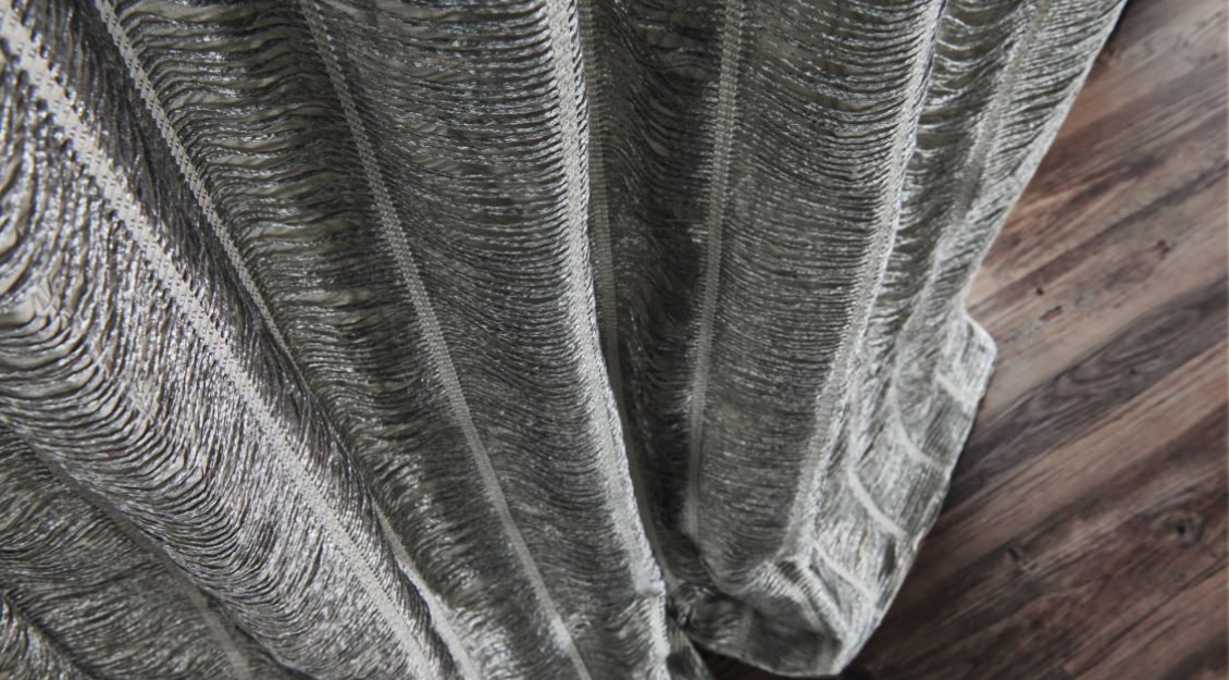 Vorhang LINES, das spektakuläre Doppelgewebe sorgt für aufregende Glanzeffekte