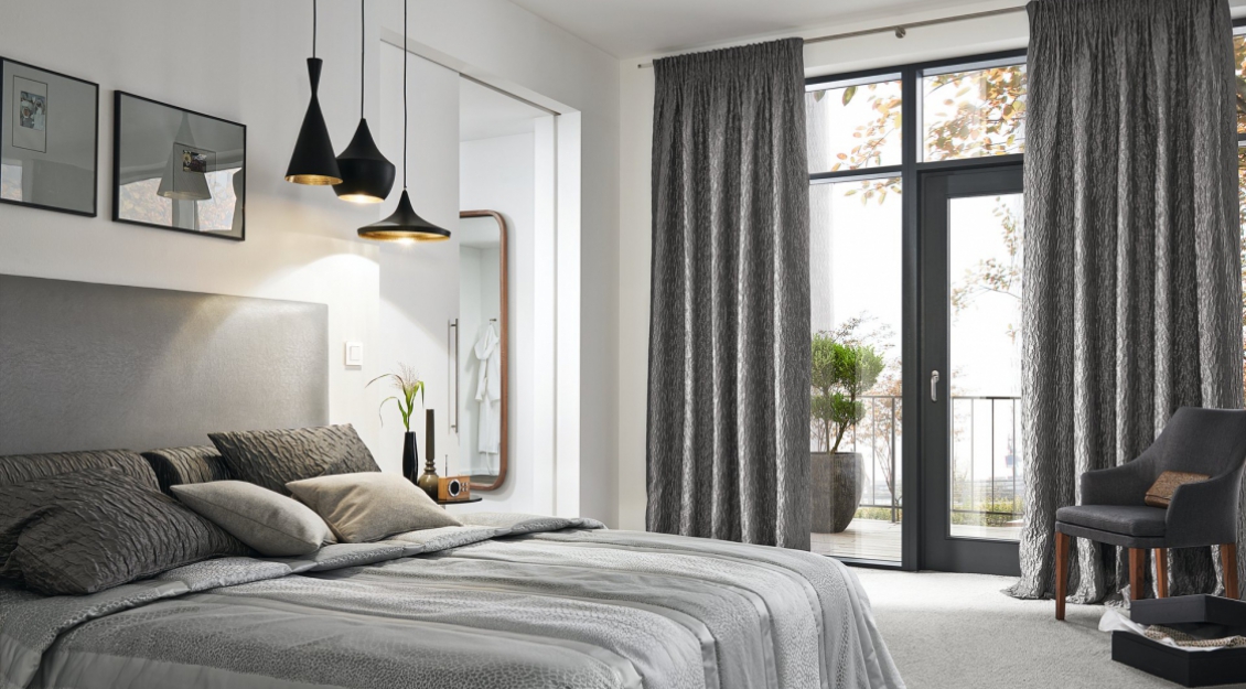 Vorhang CHARLENE, Tagesdecke FORTUNA, Stuhl SALONI, Teppich TOUCH