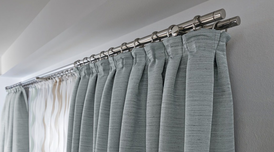 Die schlichte Vorhangstange ist perfekt auf diesen unifarbenden Stoff abgestimmt