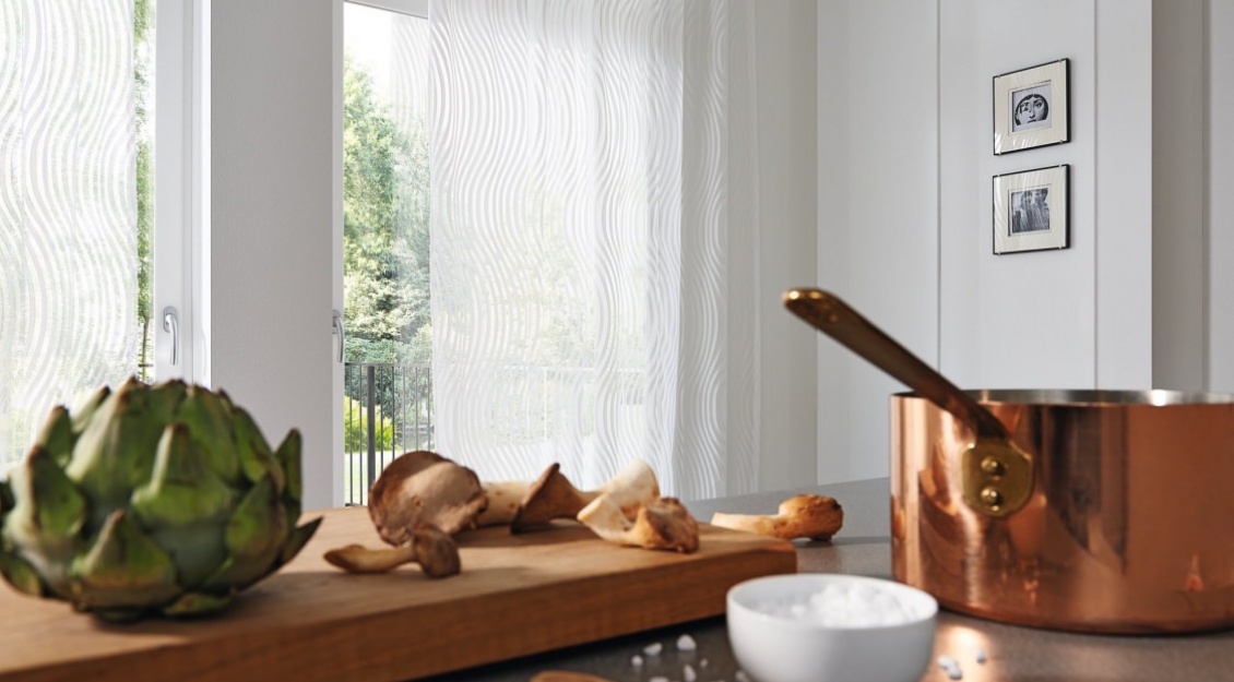 Transparente Stoffe bieten eine lockere und offene Atmosphäre im Raum.