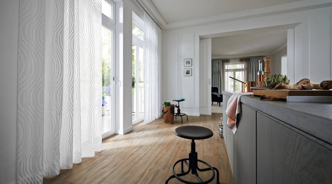 Vorhang MOVE, Vorhangsystem METROPOLITAN, Bodenbelag DESIGN FLOOR LVT