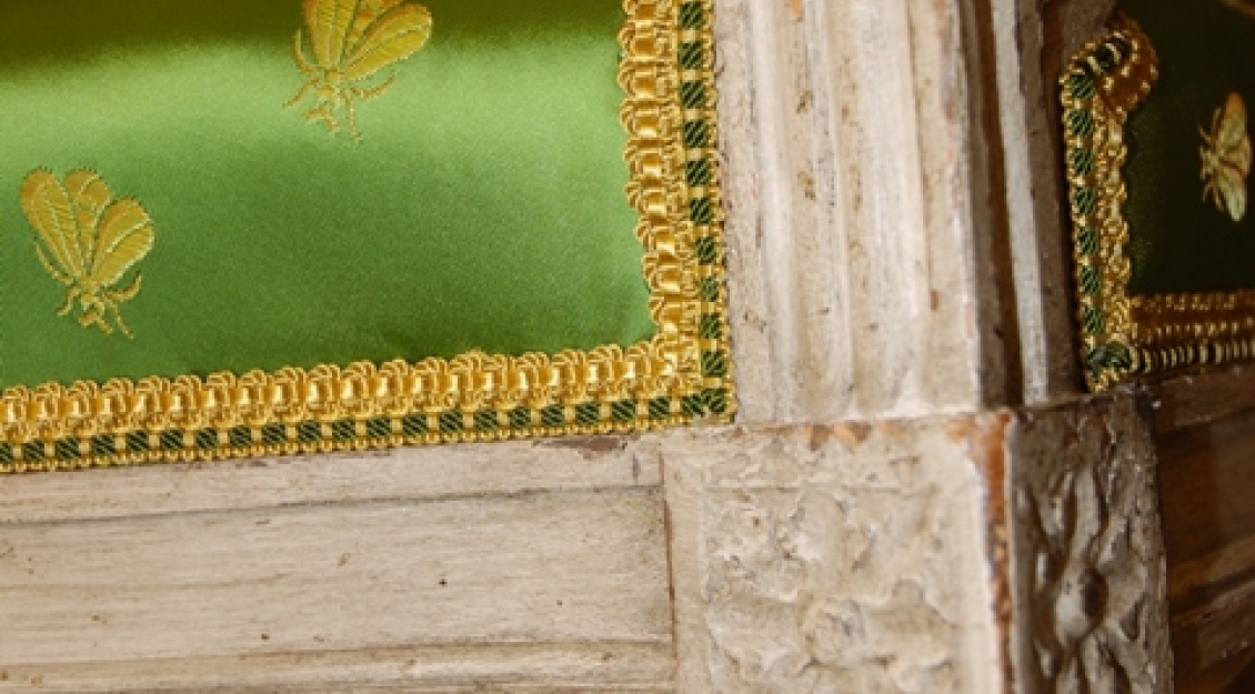 feiner Seidengobelin mit eingewebter Merowingerbiene