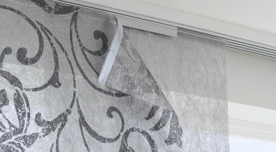 Die einzelnen Stoffbahnen werden über Klettband einfach vom Laufwagen gelöst.